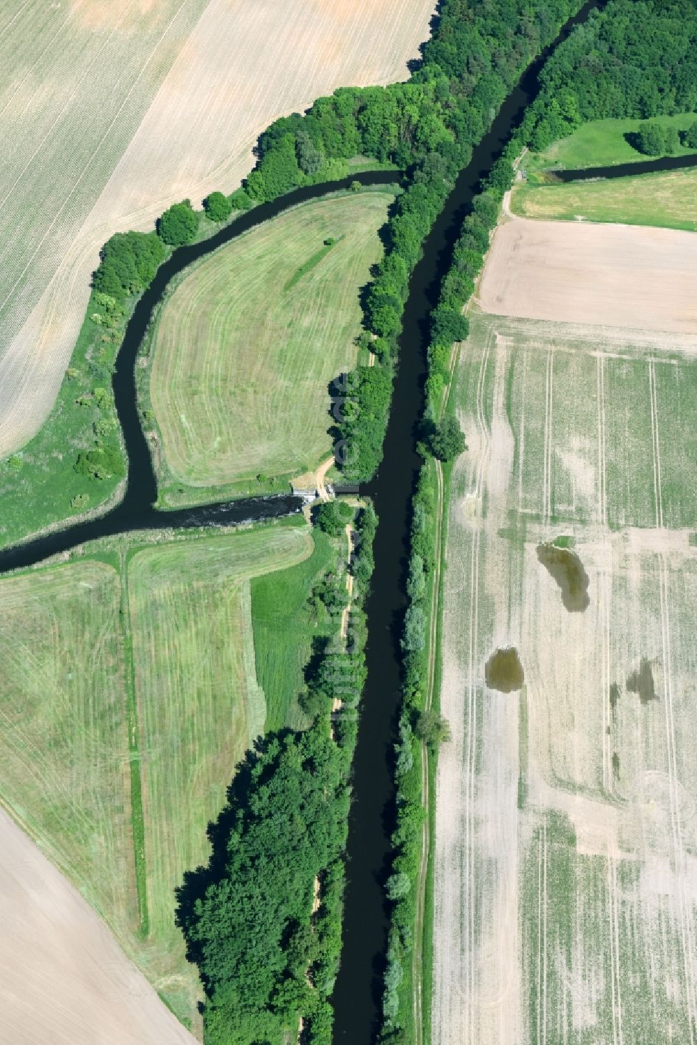 Neuburg von oben - Staustufe / Wehr am Ufer der Müritz-Elde Wasserstraße in Neuburg im Bundesland Mecklenburg-Vorpommern, Deutschland