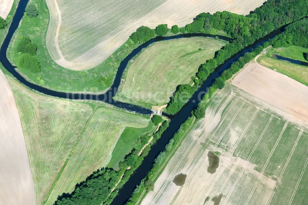 Neuburg aus der Vogelperspektive: Staustufe / Wehr am Ufer der Müritz-Elde Wasserstraße in Neuburg im Bundesland Mecklenburg-Vorpommern, Deutschland