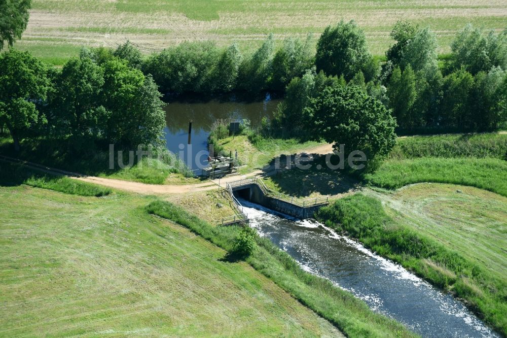 Luftbild Neuburg - Staustufe / Wehr am Ufer der Müritz-Elde Wasserstraße in Neuburg im Bundesland Mecklenburg-Vorpommern, Deutschland