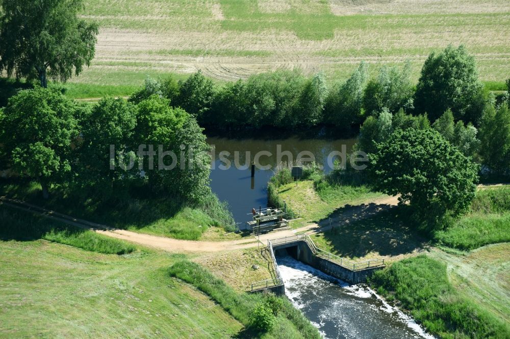 Neuburg aus der Vogelperspektive: Staustufe / Wehr am Ufer der Müritz-Elde Wasserstraße in Neuburg im Bundesland Mecklenburg-Vorpommern, Deutschland