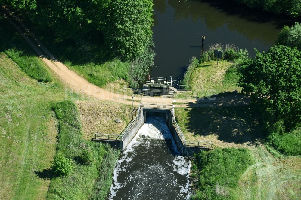 Luftbild Neuburg - Staustufe / Wehr am Ufer der Müritz-Elde Wasserstraße in Neuburg im Bundesland Mecklenburg-Vorpommern, Deutschland