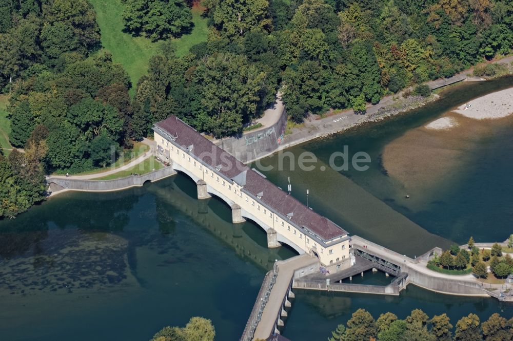 München aus der Vogelperspektive: Stauwehr in Oberföhring im München im Bundesland Bayern