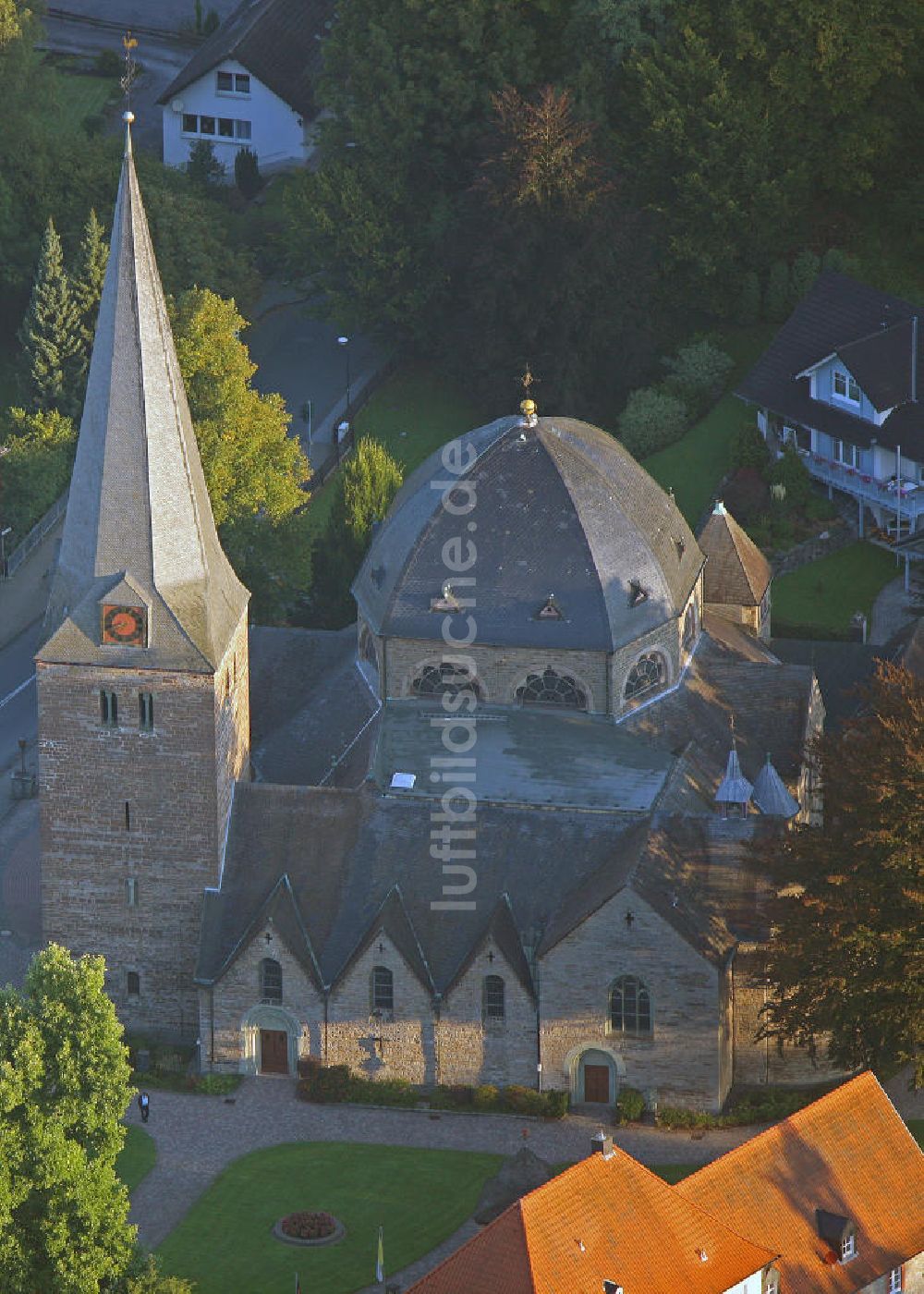 Balve aus der Vogelperspektive: St.Blasius-Kirche Balve