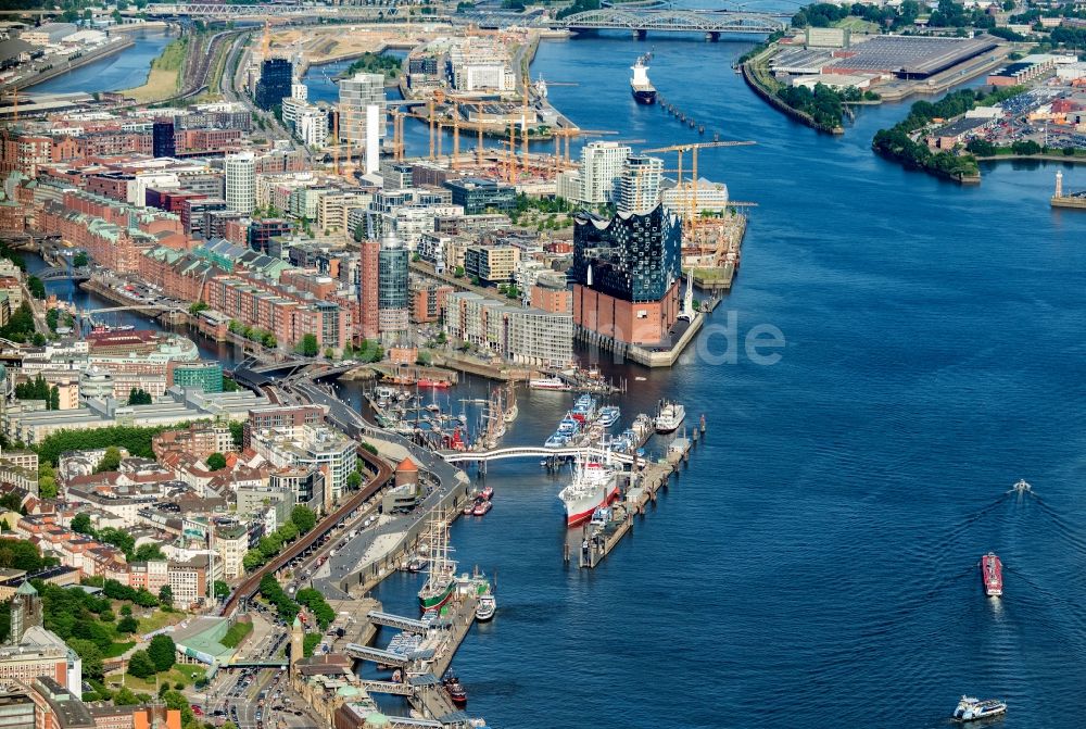 Hamburg von oben - Stückgutfrachter und Museumsschiff Cap San Diego am Ufer des Flußverlaufes der Elbe in Hamburg, Deutschland