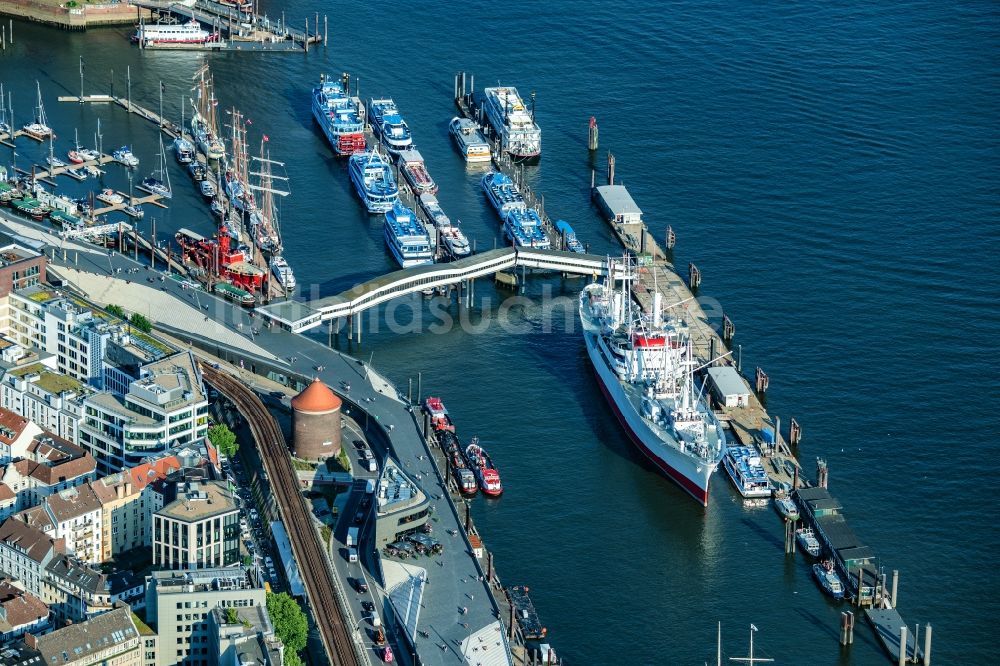 Hamburg aus der Vogelperspektive: Stückgutfrachter und Museumsschiff Cap San Diego am Ufer des Flußverlaufes der Elbe in Hamburg, Deutschland