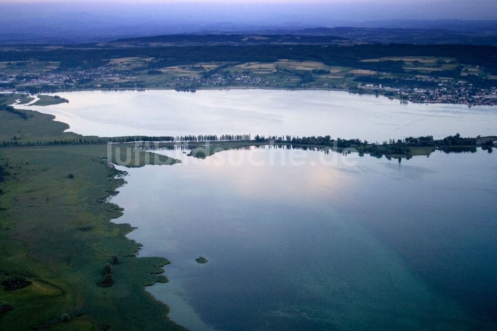 Reichenau aus der Vogelperspektive: Steg zur See- Insel Reichenau zwischen Unter- und Gnadersee auf dem Bodensee im Abendlicht im Ortsteil Insel Reichenau in Reichenau im Bundesland Baden-Württemberg, Deutschland