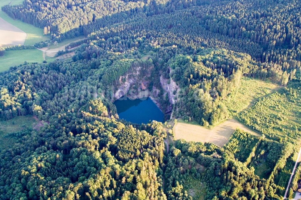 Luftbild Immendingen - Steile, bewaldete Uferbereiche des Sees Höwenegg in Immendingen im Bundesland Baden-Württemberg