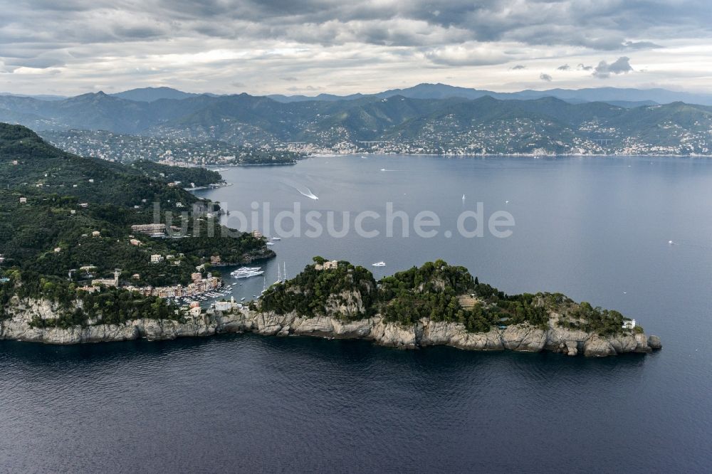 Portofino von oben - Steilküste im Mittelmeer mit Blick auf den Hafen in Portofino in Liguria in Italien