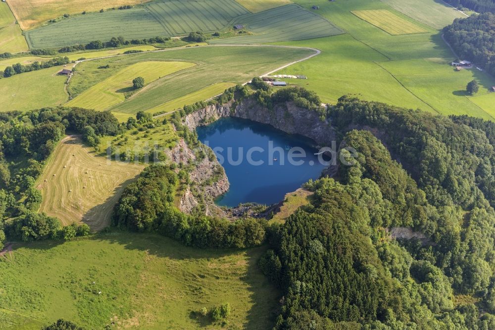 Luftbild Brilon Messinghausen - Steinbruch und Blauer Bergsee nahe dem Stadtteil Messinghausen der Stadt Brilon in Nordrhein-Westfalen