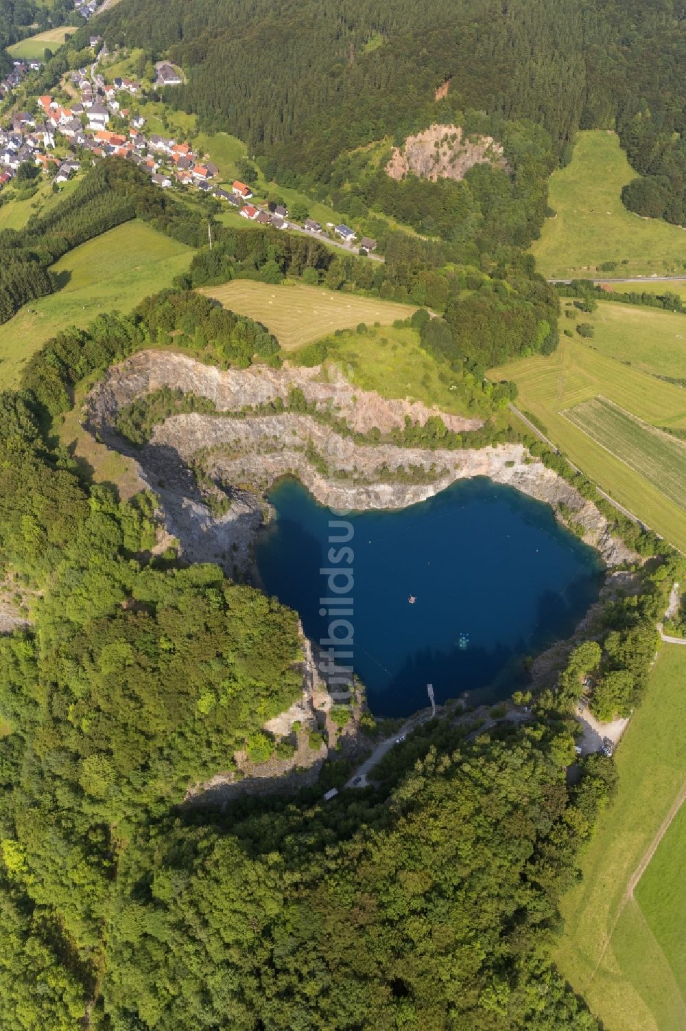 Luftaufnahme Brilon Messinghausen - Steinbruch und Blauer Bergsee nahe dem Stadtteil Messinghausen der Stadt Brilon in Nordrhein-Westfalen