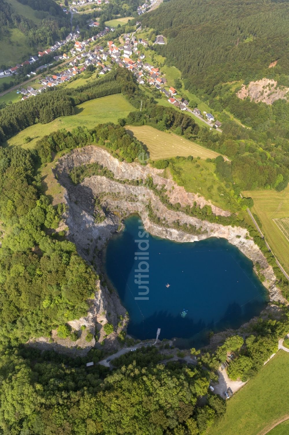 Brilon Messinghausen von oben - Steinbruch und Blauer Bergsee nahe dem Stadtteil Messinghausen der Stadt Brilon in Nordrhein-Westfalen