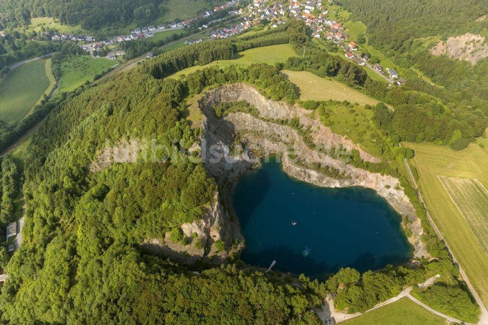 Brilon Messinghausen aus der Vogelperspektive: Steinbruch und Blauer Bergsee nahe dem Stadtteil Messinghausen der Stadt Brilon in Nordrhein-Westfalen