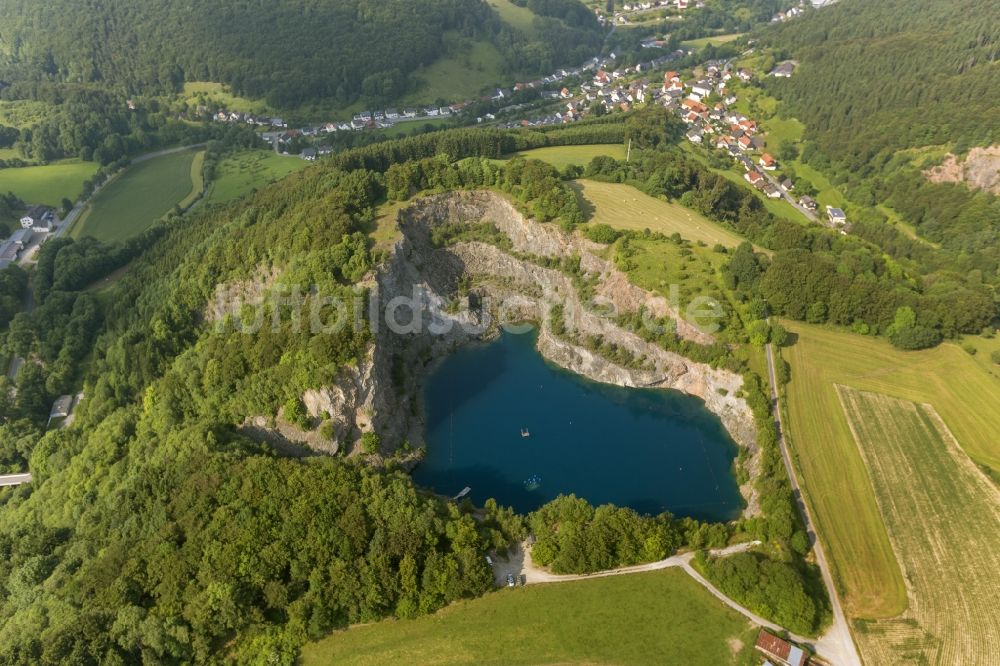 Luftbild Brilon Messinghausen - Steinbruch und Blauer Bergsee nahe dem Stadtteil Messinghausen der Stadt Brilon in Nordrhein-Westfalen