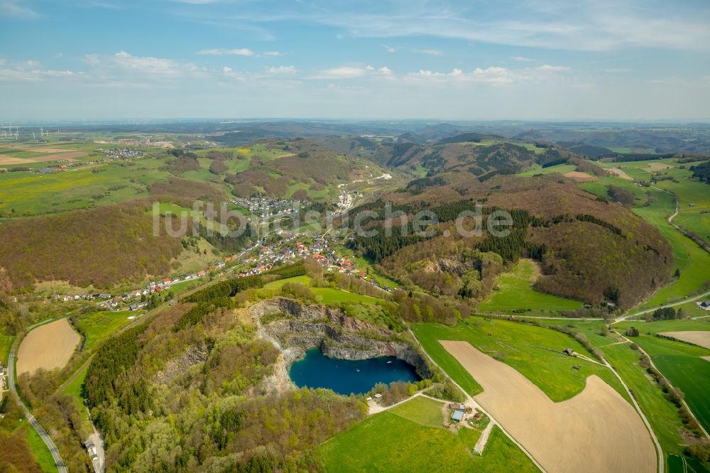 Luftbild Brilon - Steinbruch und Blauer Bergsee nahe dem Stadtteil Messinghausen der Stadt Brilon in Nordrhein-Westfalen