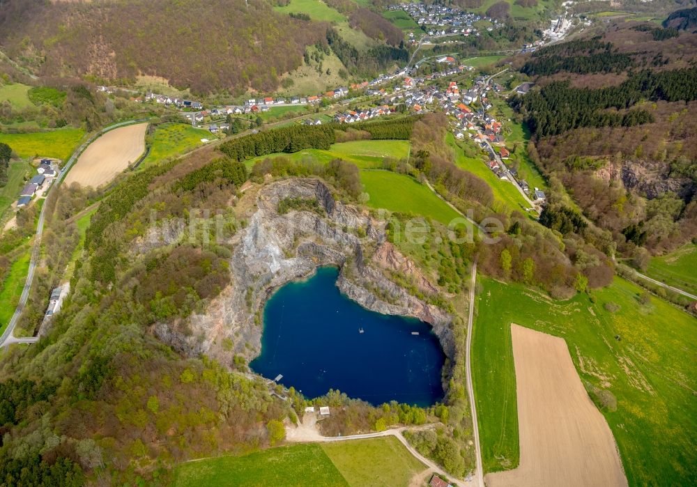 Brilon aus der Vogelperspektive: Steinbruch und Blauer Bergsee nahe dem Stadtteil Messinghausen der Stadt Brilon in Nordrhein-Westfalen