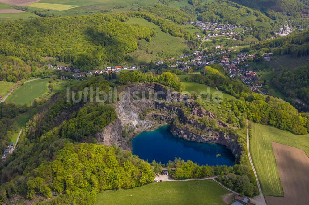 Luftaufnahme Brilon - Steinbruch und Blauer Bergsee nahe dem Stadtteil Messinghausen der Stadt Brilon in Nordrhein-Westfalen