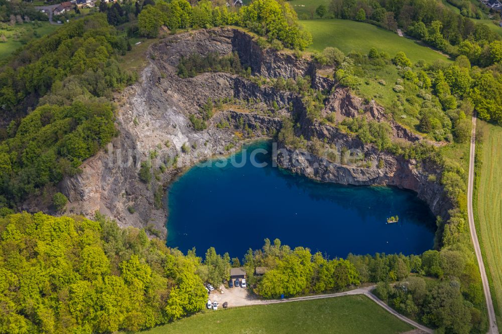 Brilon von oben - Steinbruch und Blauer Bergsee nahe dem Stadtteil Messinghausen der Stadt Brilon in Nordrhein-Westfalen