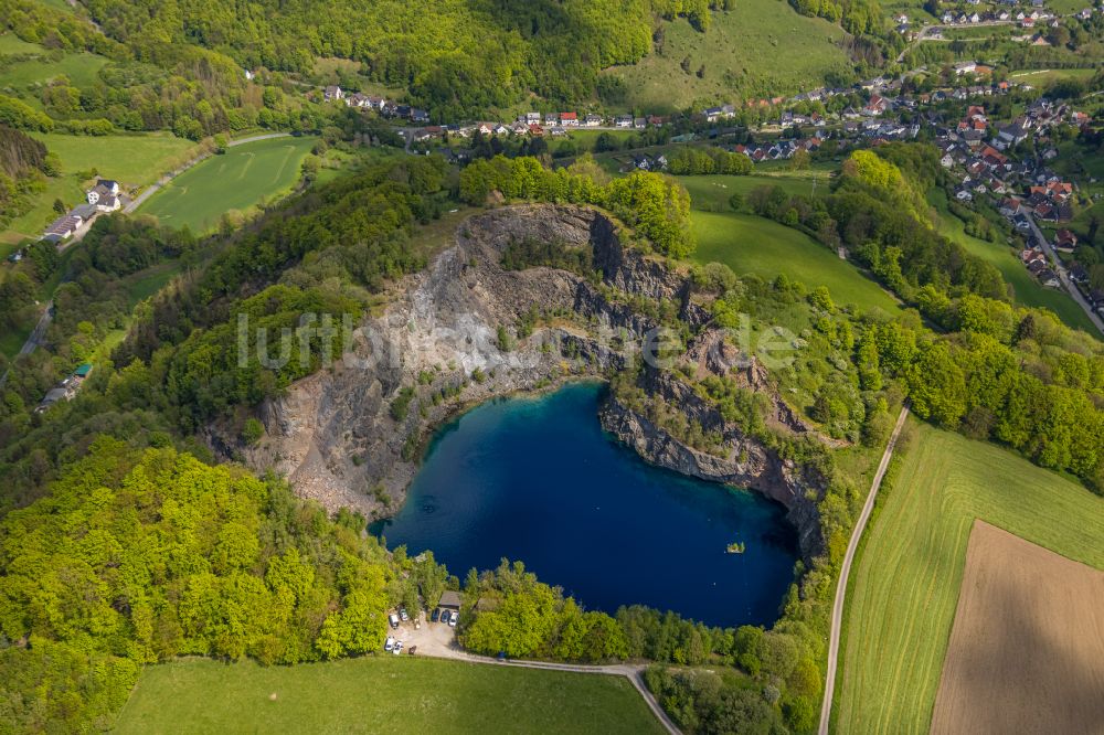 Luftaufnahme Brilon - Steinbruch und Blauer Bergsee nahe dem Stadtteil Messinghausen der Stadt Brilon in Nordrhein-Westfalen