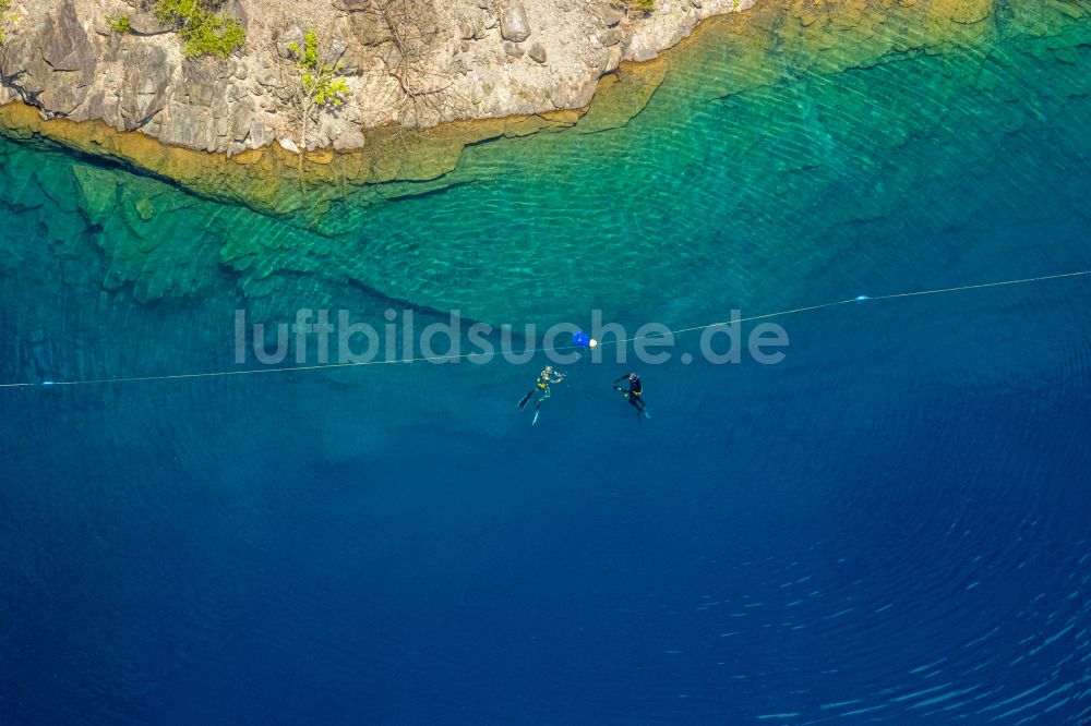 Brilon von oben - Steinbruch und Blauer Bergsee nahe dem Stadtteil Messinghausen der Stadt Brilon in Nordrhein-Westfalen