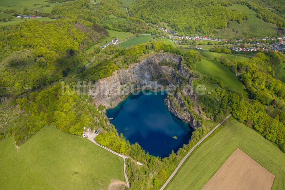 Luftbild Brilon - Steinbruch und Blauer Bergsee nahe dem Stadtteil Messinghausen der Stadt Brilon in Nordrhein-Westfalen