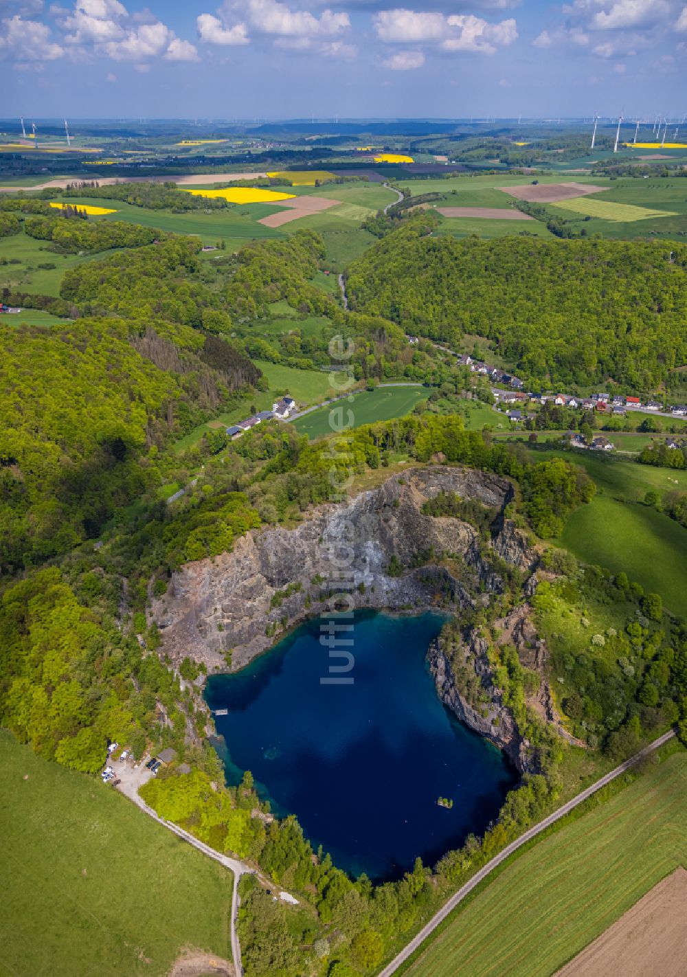 Luftaufnahme Brilon - Steinbruch und Blauer Bergsee nahe dem Stadtteil Messinghausen der Stadt Brilon in Nordrhein-Westfalen