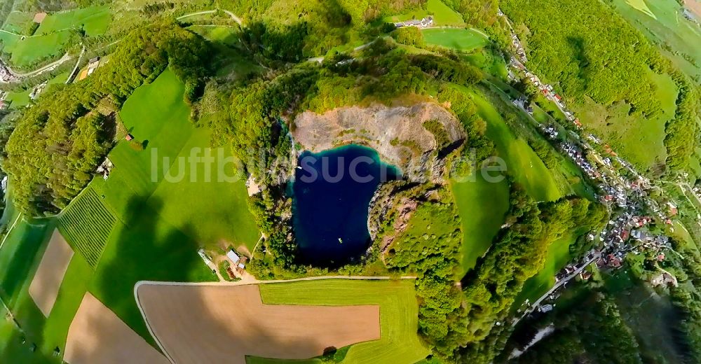 Luftaufnahme Brilon - Steinbruch und Blauer Bergsee nahe dem Stadtteil Messinghausen der Stadt Brilon in Nordrhein-Westfalen