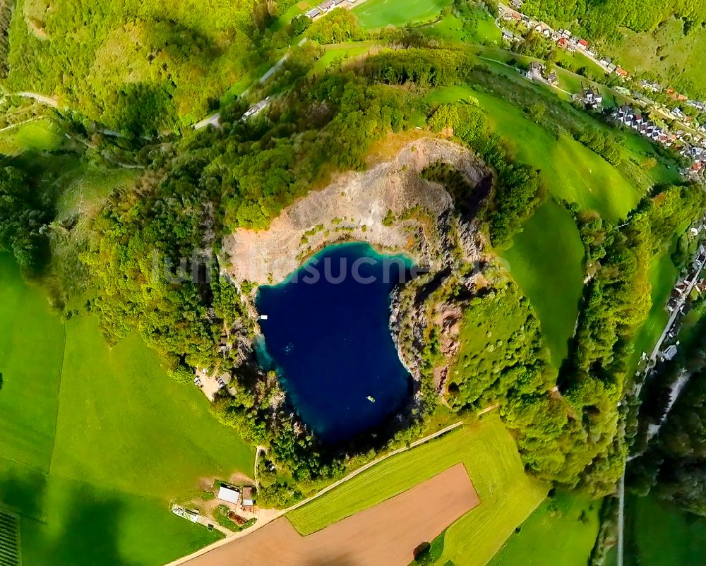 Brilon von oben - Steinbruch und Blauer Bergsee nahe dem Stadtteil Messinghausen der Stadt Brilon in Nordrhein-Westfalen