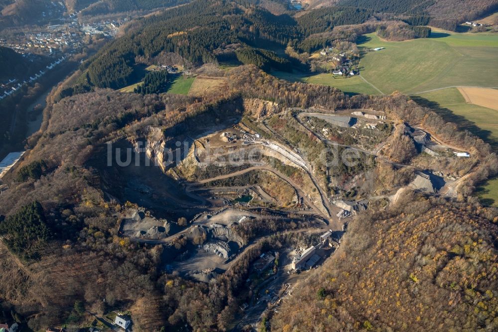 Luftaufnahme Lüdenscheid - Steinbruch und die Deponie Lösenbach in Lüdenscheid im Bundesland Nordrhein-Westfalen, Deutschland