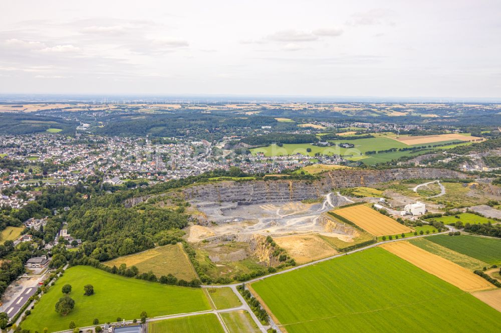 Warstein aus der Vogelperspektive: Steinbruch Hohe Liet zum Abbau und zur Gewinnung von Kalk in Warstein im Bundesland Nordrhein-Westfalen