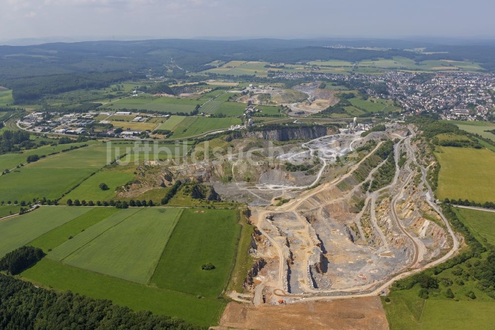 Warstein von oben - Steinbruch Hohe Lieth zur Sand - und Kalksteingewinnung in der Nähe von Warstein in Nordrhein-Westfalen