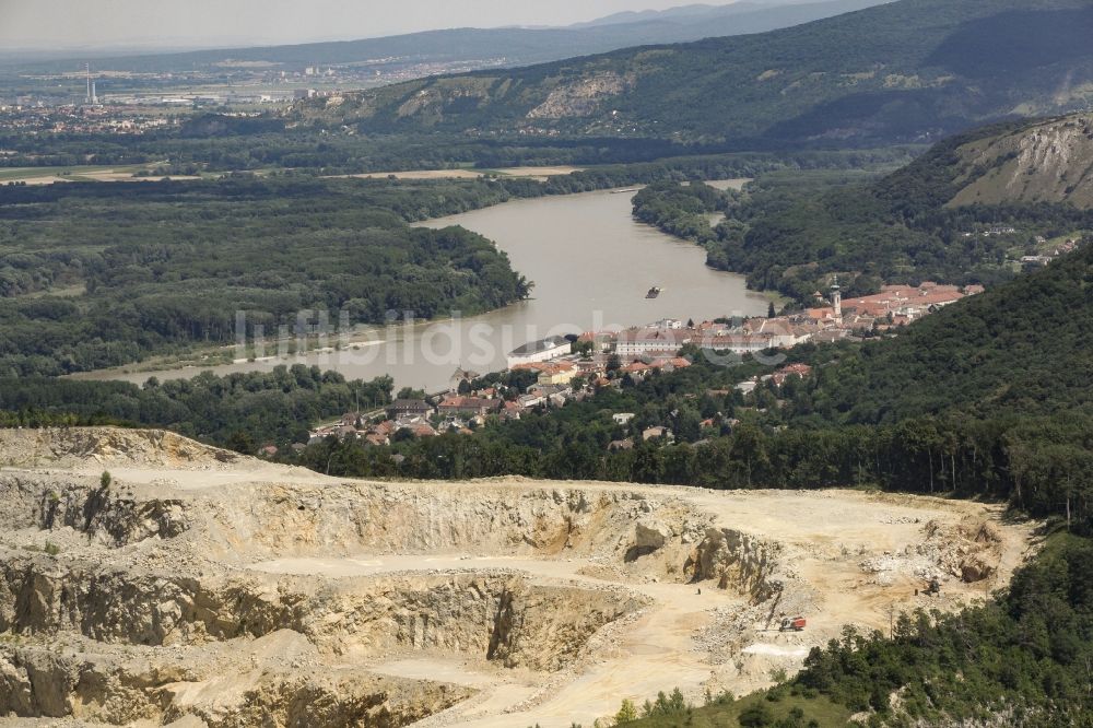 Bad Deutsch-Altenburg aus der Vogelperspektive: Steinbruch Hollitzer der Rohrdorfer Gruppe in Bad Deutsch-Altenburg in Niederösterreich, Österreich