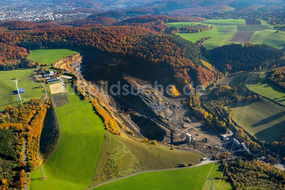 Arnsberg aus der Vogelperspektive: Steinbruch Müschede und Reithof Gut Wicheln in Arnsberg im Bundesland Nordrhein-Westfalen