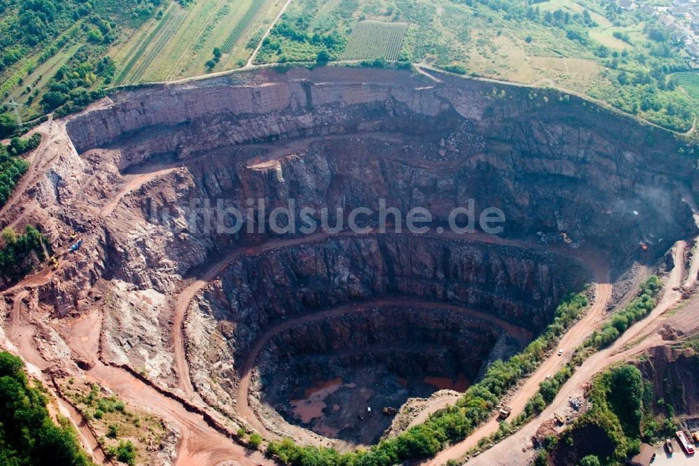 Luftbild Albersweiler - Steinbruch zum Abbau von Basalt der Basalt-Actien-Gesellschaft in Albersweiler im Bundesland Rheinland-Pfalz