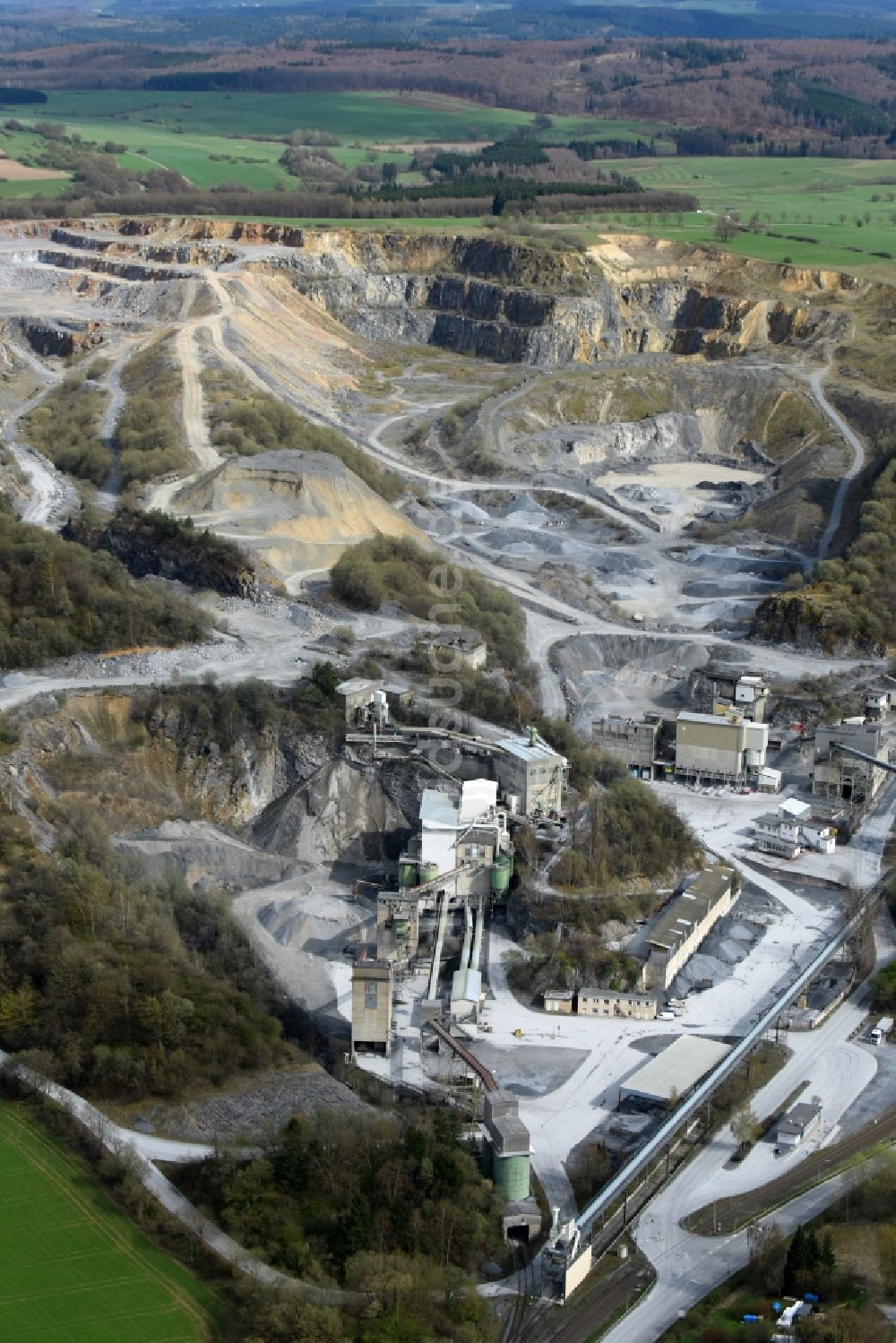 Warstein aus der Vogelperspektive: Steinbruch zum Abbau von CALCIS Warstein am Rangetriftweg in Warstein im Bundesland Nordrhein-Westfalen