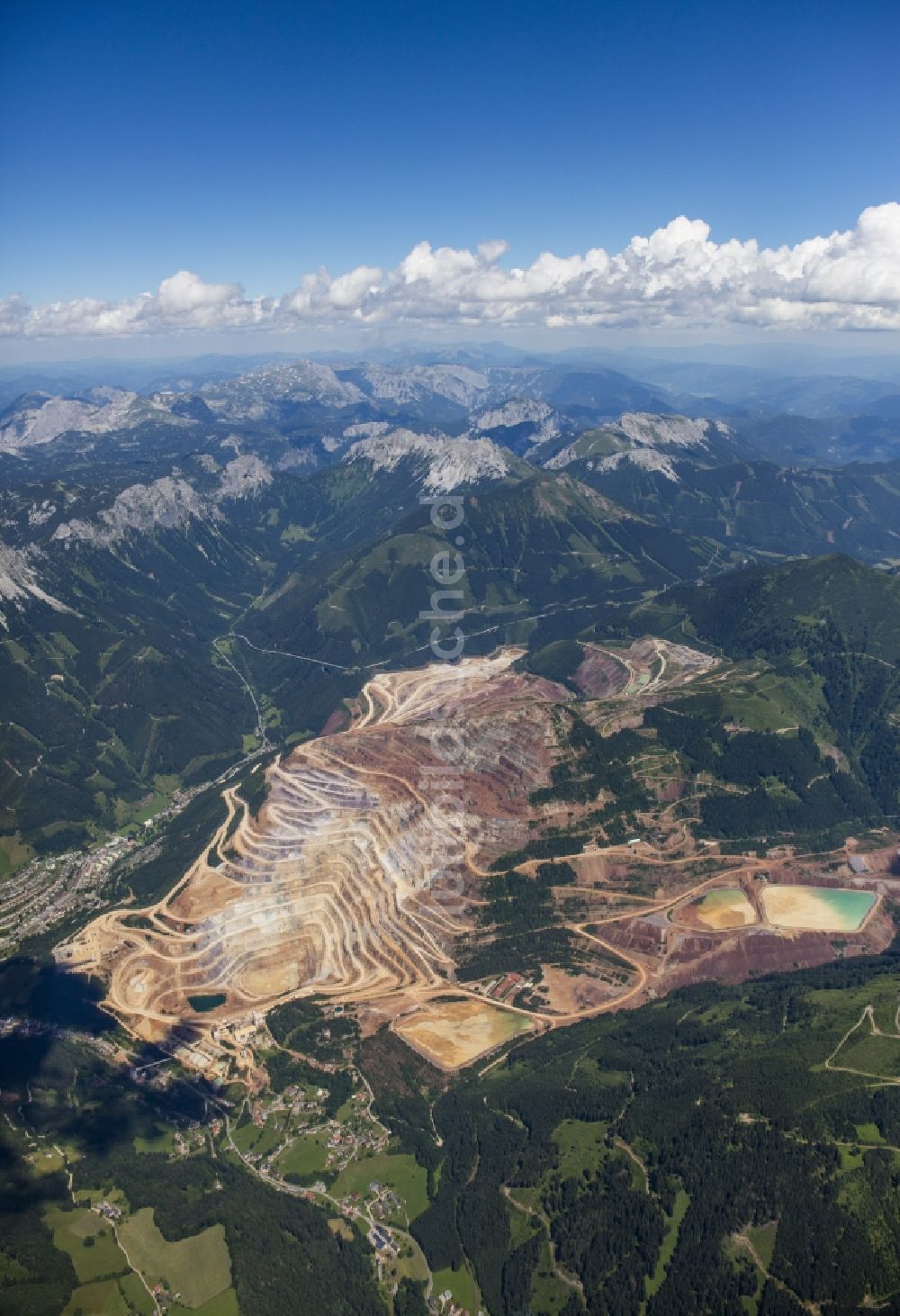 Eisenerz aus der Vogelperspektive: Steinbruch zum Abbau von Eisenerz in Eisenerz in Steiermark, Österreich