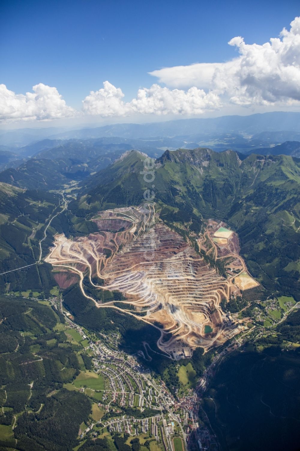 Eisenerz aus der Vogelperspektive: Steinbruch zum Abbau von Eisenerz in Eisenerz in Steiermark, Österreich