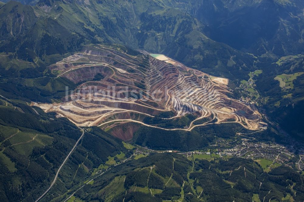 Luftaufnahme Eisenerz - Steinbruch zum Abbau von Eisenerz in Eisenerz in Steiermark, Österreich