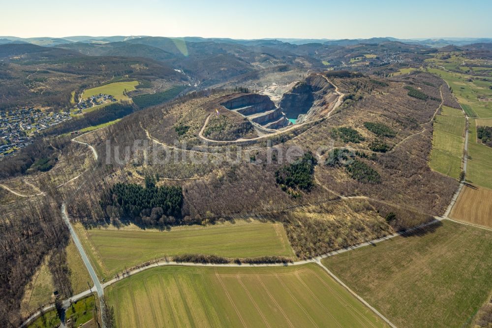 Brilon von oben - Steinbruch zum Abbau von Grauwacke der Westdeutschen Grauwacke Union GmbH in Brilon im Bundesland Nordrhein-Westfalen, Deutschland