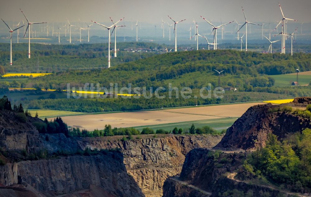 Thülen von oben - Steinbruch zum Abbau von Hartkalkstein im Schotterwerk Thülen in Thülen im Bundesland Nordrhein-Westfalen, Deutschland