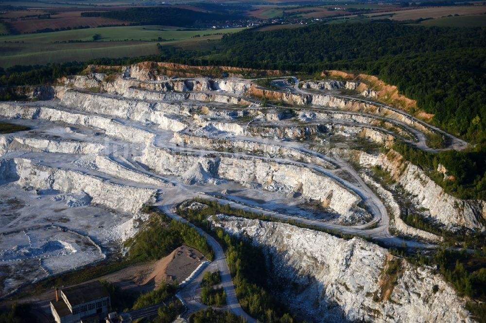 Niedersachswerfen aus der Vogelperspektive: Steinbruch zum Abbau von Kalksandstein in Niedersachswerfen im Bundesland Thüringen, Deutschland