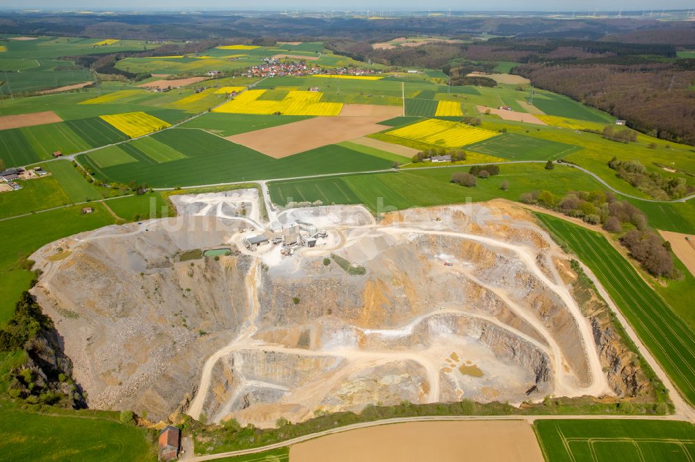 Luftaufnahme Brilon - Steinbruch zum Abbau von Kalkstein in Brilon im Bundesland Nordrhein-Westfalen, Deutschland