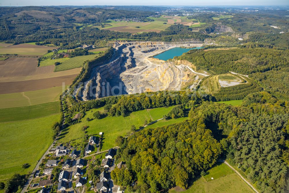 Luftaufnahme Eisborn - Steinbruch zum Abbau von Kalkstein in Eisborn im Bundesland Nordrhein-Westfalen, Deutschland