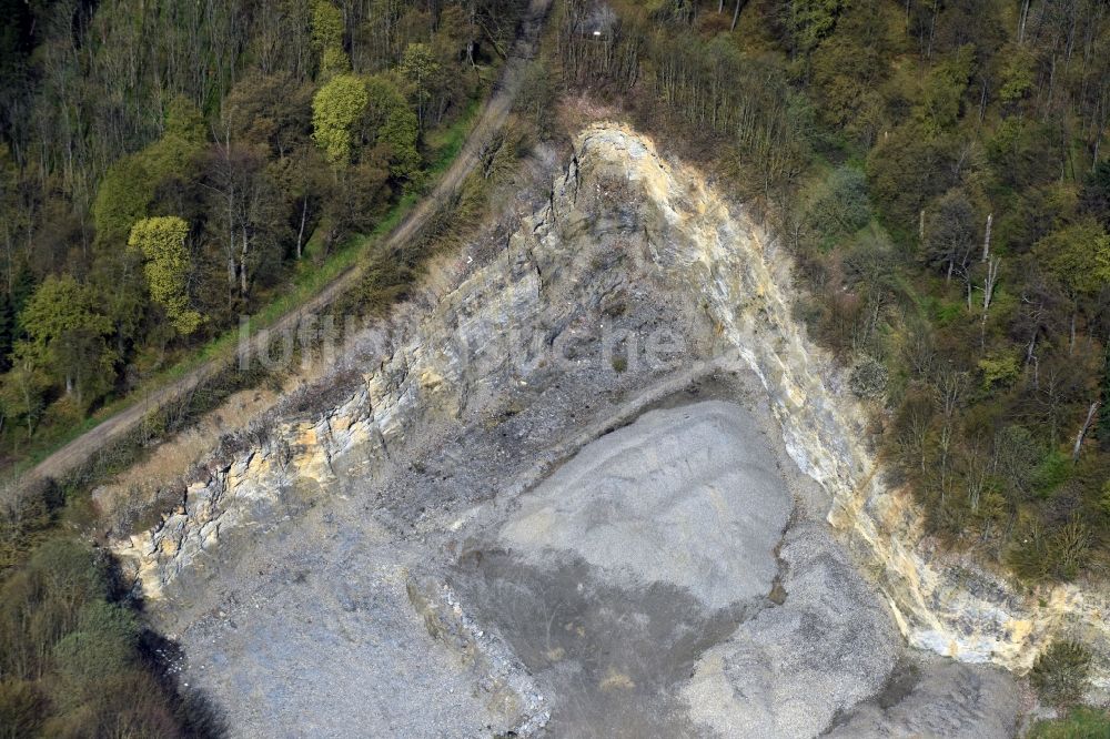 Katharinenberg aus der Vogelperspektive: Steinbruch zum Abbau von Kalkstein in Katharinenberg im Bundesland Thüringen