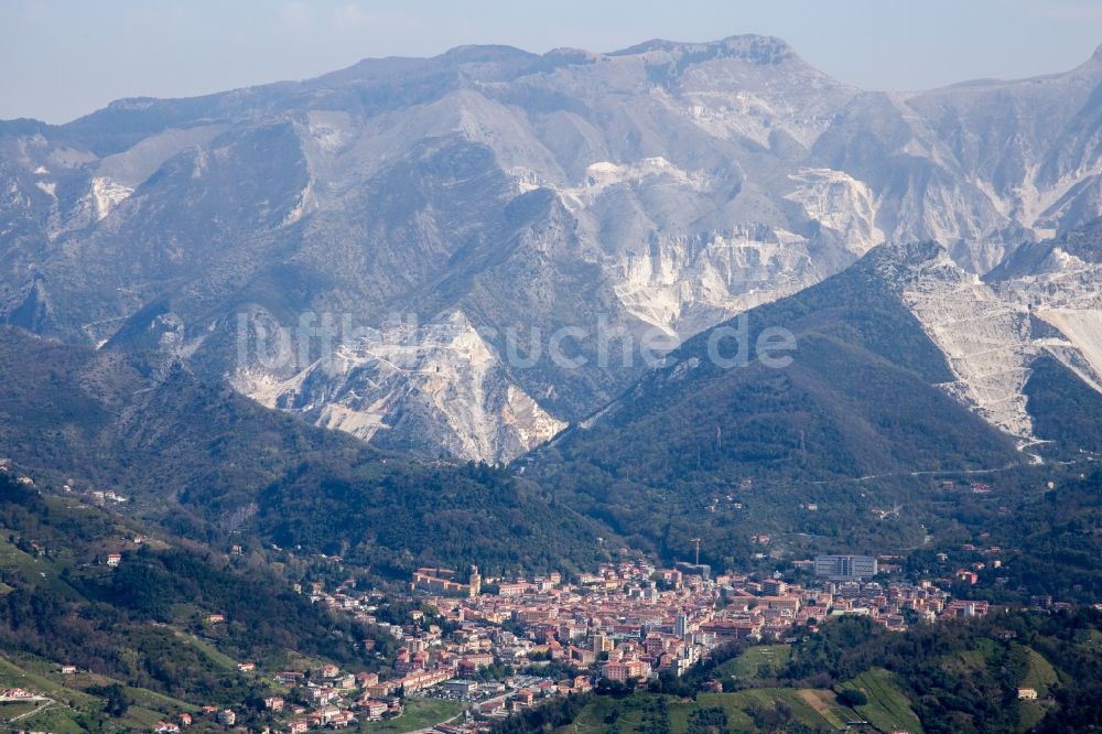 Carrara aus der Vogelperspektive: Steinbruch zum Abbau von Marmor in Carrara in Toscana, Italien