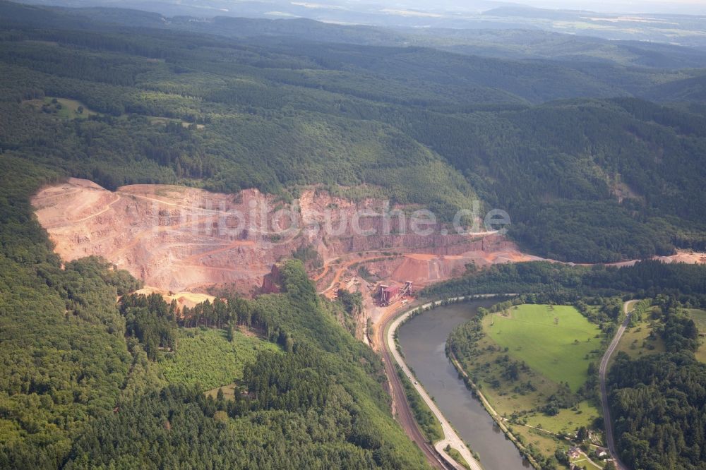 Taben-Rodt aus der Vogelperspektive: Steinbruch zum Abbau von Quarzit in Taben-Rodt im Bundesland Rheinland-Pfalz, Deutschland