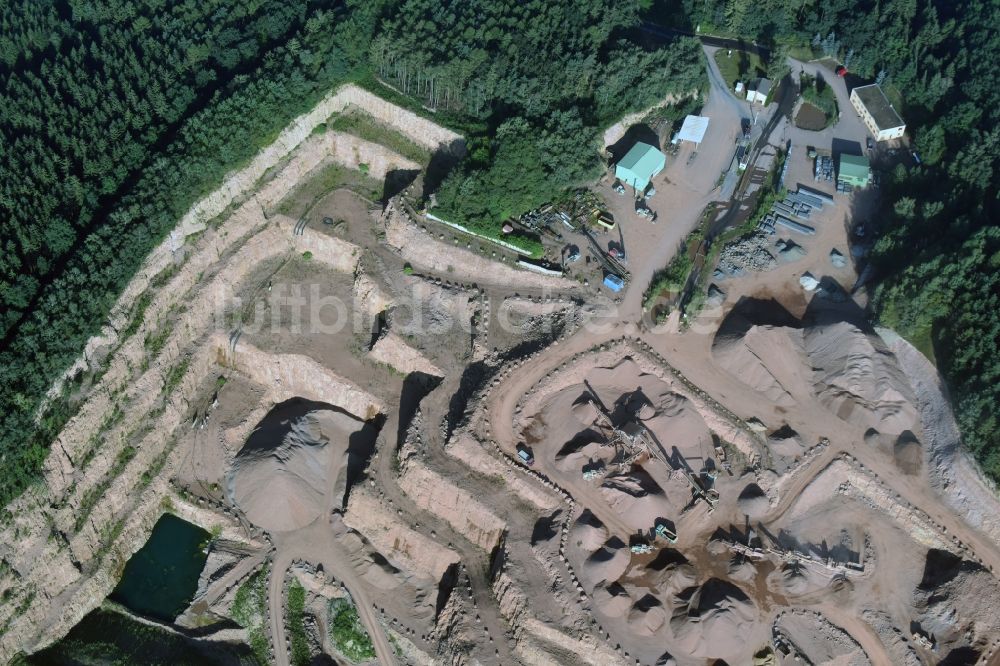 Neukirchen/Erzgebirge von oben - Steinbruch zum Abbau von Quarzporphyr in Neukirchen/Erzgebirge im Bundesland Sachsen