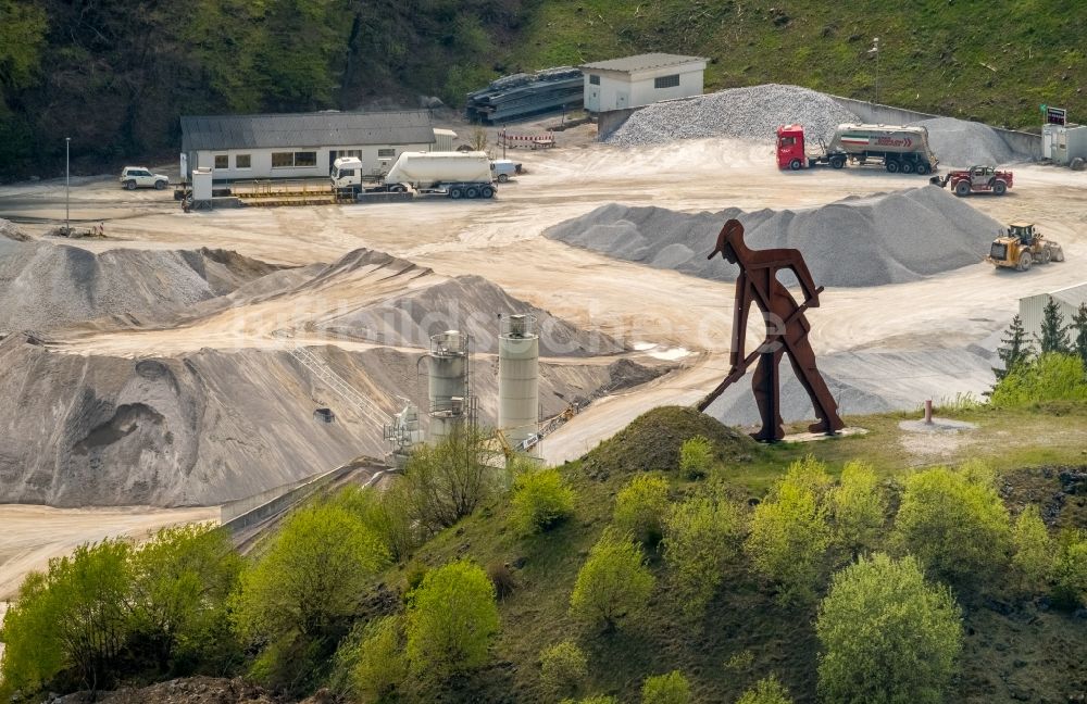 Brilon von oben - Steinbruch zum Abbau von der Rheinkalk Messinghausen GmbH & Co. KG in Brilon im Bundesland Nordrhein-Westfalen, Deutschland