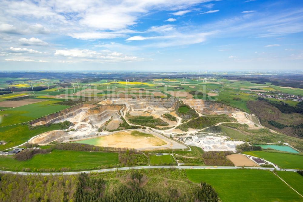 Brilon von oben - Steinbruch zum Abbau von der Rheinkalk Messinghausen GmbH & Co. KG in Brilon im Bundesland Nordrhein-Westfalen, Deutschland