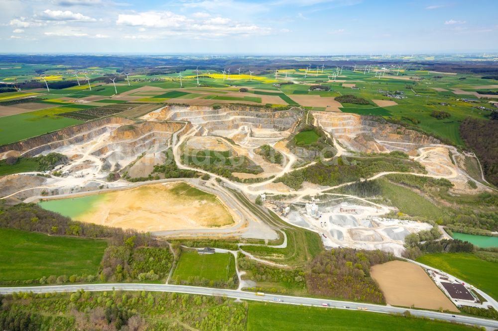 Brilon aus der Vogelperspektive: Steinbruch zum Abbau von der Rheinkalk Messinghausen GmbH & Co. KG in Brilon im Bundesland Nordrhein-Westfalen, Deutschland