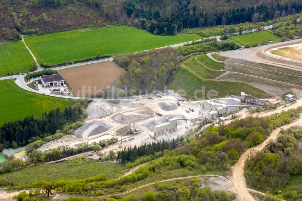 Brilon von oben - Steinbruch zum Abbau von der Rheinkalk Messinghausen GmbH & Co. KG in Brilon im Bundesland Nordrhein-Westfalen, Deutschland